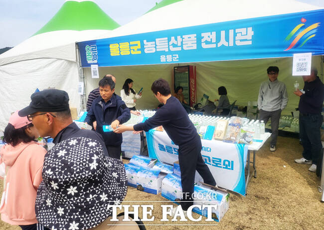 울릉군이 제64회 경북도민체전을 맞아 3일부터 이틀간 경북도청 천년의 숲에서 우산고로쇠 및 농·수특산물 전시·판매 홍보 부스를 운영해 인기를 끌고 있다. /김성권 기자