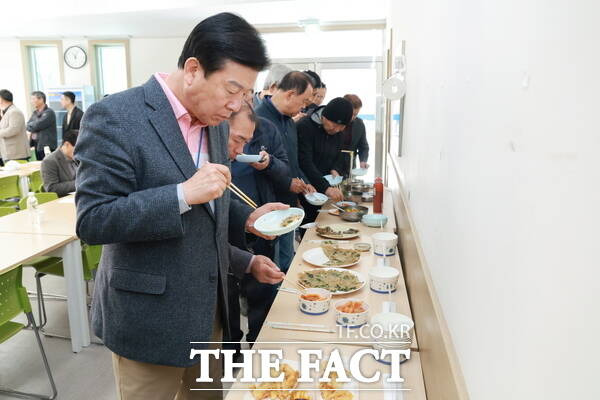 금산문화관광축제재단이 2일 제25회 금산 보곡산골 산벚꽃축제 먹거리 품평회를 개최하고 있다. /금산군