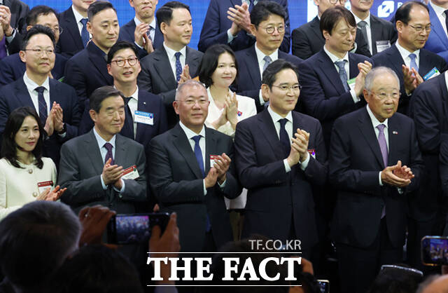 김민석 국무총리와 에마뉘엘 마크롱 프랑스 대통령을 비롯한 주요 경제계 인사들이 3일 서울 여의도 FKI 컨퍼런스센터에서 열린 한-프랑스 경제계 미래대화 폐회식에서 기념촬영을 하고 있다.