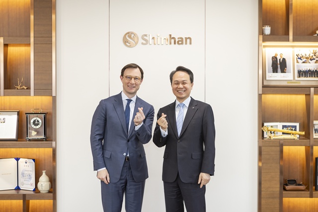 지난 2일 오후 서울 중구 신한금융 본사에서 진옥동 신한금융그룹 회장(오른쪽)이 올리버 젠킨 비자(Visa) 사장 등 주요 경영진과 면담을 갖고 글로벌 사업 확대 및 미래 금융 분야 협력 방안을 논의했다. /신한금융그룹