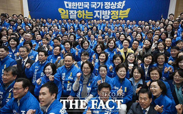 더불어민주당은 국민의힘과 비교해 6·3 지방선거 출마 희망자에 대한 공천 배제(컷오프)를 최소화하고 있다. 이는 잡음 차단 측면에선 효과적이나, 선거 자금과 조직이 상대적으로 부족한 정치 신인 등에 불리하게 작용할 수 있다는 지적이 나온다. 사진은 지난 30일 정청래 민주당 대표와 전현희·박주민·정원오 서울시장 경선 후보 등 지방선거 출마예정자들이 국회 의원회관에서 열린 서울 현장 최고위원회의에서 지선 출마자들과 기념촬영을 하는 모습. /서예원 기자