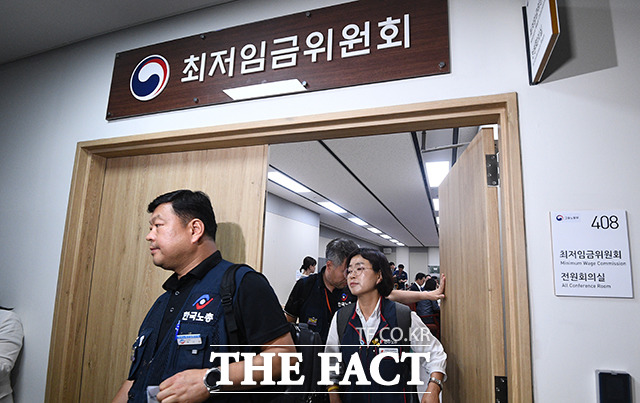 최저임금위원회(최임위)는 저임금 노동자들의 생계와 생활 안정을 보장하기 위한 최저임금을 결정하는 기구다. 하지만 심의 과정에서 파행은 물론, 비공개 운영 방식으로 공정성 논란도 뒤따르고 있다. 사진은 지난 2023년 7월 노동자 위원들이 2024년 최저임금이 9860원으로 결정된 것에 반발해 정부세종청사 최저임금위원회 회의실에서 퇴장하는 모습. /더팩트 DB