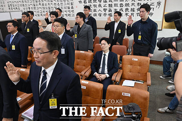 '쌍방울 대북 송금' 의혹 사건의 수사 담당자인 박상용 인천지검 부부장검사가 3일 오후 서울 여의도 국회에서 열린 윤석열 정권 정치검찰 조작기소 의혹사건 진상규명 국정조사 특별위원회 전체회의에 출석해 증인 선서를 거부하며 자리에 앉아 있다. /국회=남용희 기자