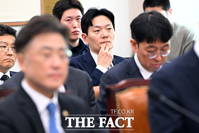 국조특위 전체회의 퇴장 후 입장 밝히는 박상용 검사.