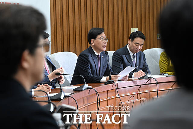 송언석 국민의힘 원내대표(가운데)가 3일 오전 서울 여의도 국회에서 열린 국민의힘 원내대책회의에서 모두 발언을 하고 있다. /국회=서예원 기자