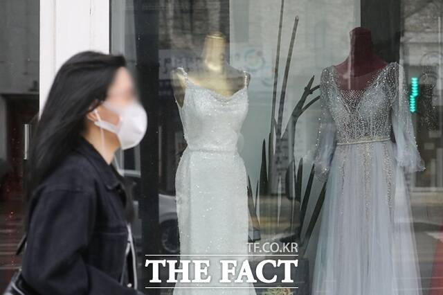 부모 경제력이 자녀 주거 독립과 결혼 모두에 영향을 미친다는 분석이 나왔다. 청년층이 결혼을 하지 않는 이유로는 결혼 자금 부족을 1위로 지목했다. /뉴시스