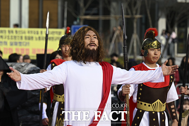 부활절을 하루 앞둔 4일 오후 서울 종로구 광화문광장에서 '2026 부활절 퍼레이드'가 열린 가운데 참가자들이 공연을 하고 있다.