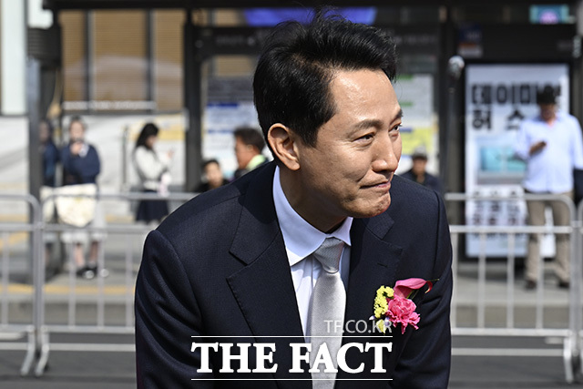 오세훈 서울특별시장과 이용선 더불어민주당 의원, 윤상현 국민의힘 의원, 허은아 청와대 국민통합비서관 등 내빈이 기념사진을 촬영하고 있다.