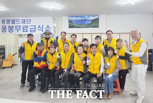 4일 대전 중앙동 용봉무료급식소에서 대한노인회대전시연합회 호국보훈봉사단 소속 회원 20여 명이 지역 취약계층을 위한 무료급식 봉사활동을 펼친 뒤 기념촬영하고 있다. /대한노인회대전시연합회