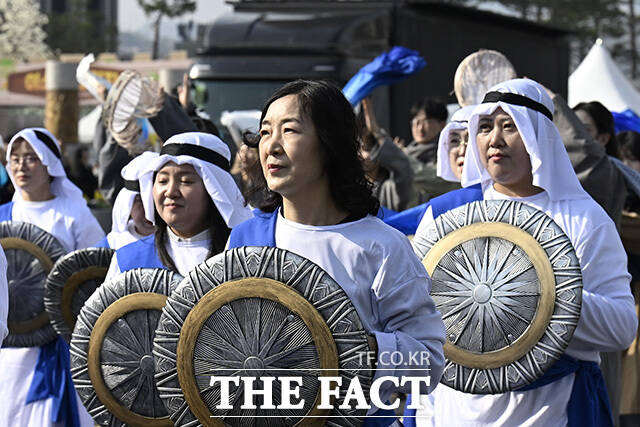 퍼레이드 참가자들이 안무를 하고 있다.