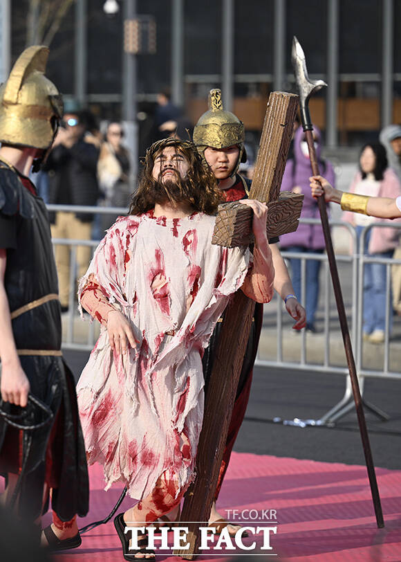 부활절을 하루 앞둔 4일 오후 서울 종로구 광화문광장에서 '2026 부활절 퍼레이드'가 열린 가운데 참가자들이 공연을 하고 있다.