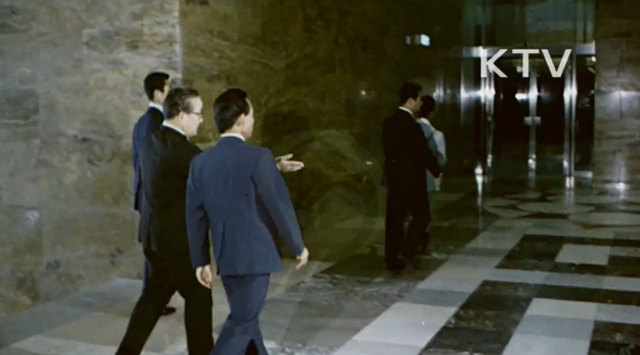 1975년 국회의사당 준공식 당시 박정희 전 대통령이 국회 본관 로텐더홀을 둘러보며 시찰하는 모습. /KTV 유튜브 갈무리