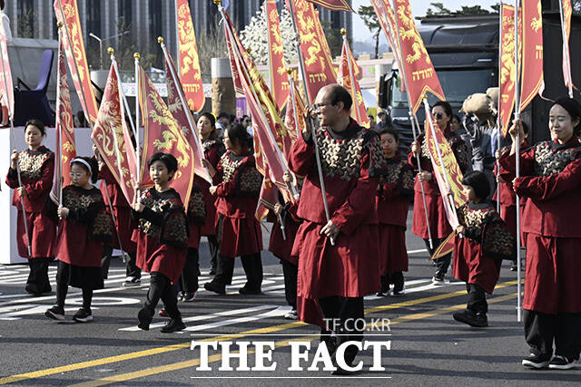 퍼레이드 참가자들이 안무를 하고 있다.