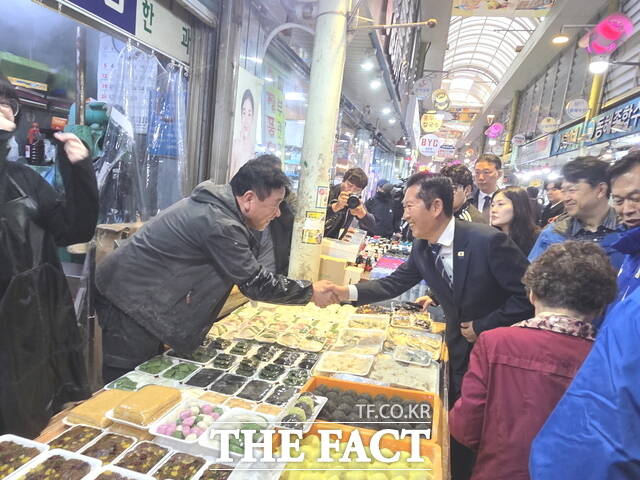 4일 아산시 온양온천시장을 방문한 정청래 더불어민주당 대표가 상인들과 악수를 나누고 있다. /정효기 기자