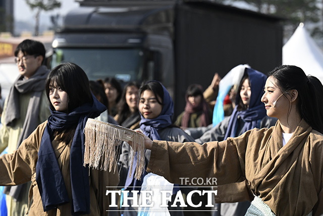 퍼레이드 참가자들이 안무를 하고 있다.