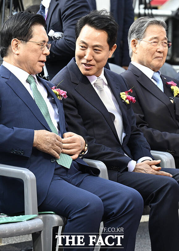 오세훈 서울특별시장과 이용선 더불어민주당 의원, 윤상현 국민의힘 의원, 허은아 청와대 국민통합비서관 등 내빈이 기념사진을 촬영하고 있다.