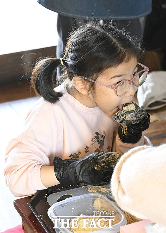 한 시민이 쑥떡을 만들고 있다.