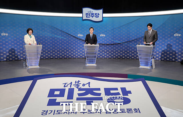더불어민주당 추미애·김동연·한준호 경기도지사 경선후보(왼쪽부터)가 1일 오후 서울 양천구 SBS 목동 스튜디오에서 열린 더불어민주당 경기도지사 후보자 2차 TV 합동토론회에 참석해 토론을 준비하고 있다. /국회사진기자단