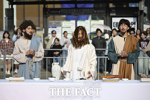 부활절을 하루 앞둔 4일 오후 서울 종로구 광화문광장에서 '2026 부활절 퍼레이드'가 열린 가운데 참가자들이 공연을 하고 있다.