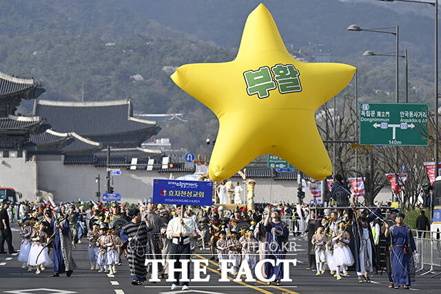 부활절을 하루 앞둔 4일 오후 서울 종로구 광화문광장에서 '2026 부활절 퍼레이드'가 열린 가운데 참가자들이 행진을 하고 있다. /송호영 기자