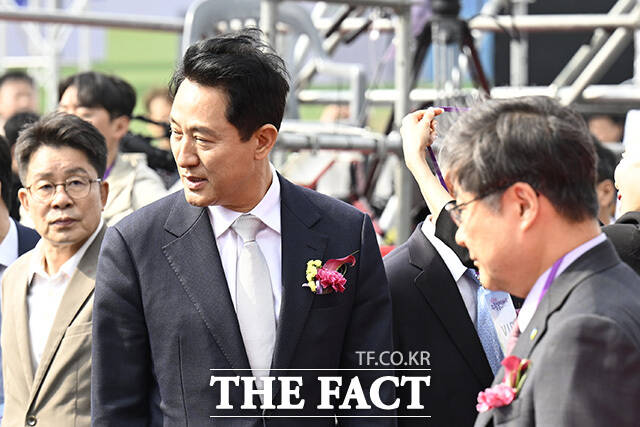 오세훈 서울특별시장과 이용선 더불어민주당 의원, 윤상현 국민의힘 의원, 허은아 청와대 국민통합비서관 등 내빈이 기념사진을 촬영하고 있다.