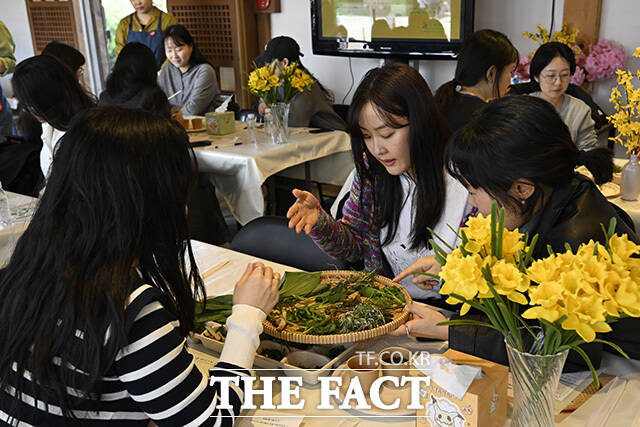 절기상 한식을 앞둔 4일 오전 서울 중구 남산골한옥마을을 찾은 시민들이 봄나물 테이스팅 클래스 중 향을 맡고 있다. /송호영 기자