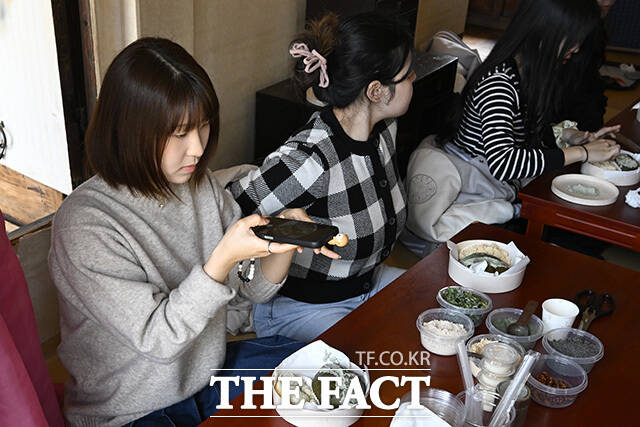 한 시민이 쑥떡을 만들고 있다.