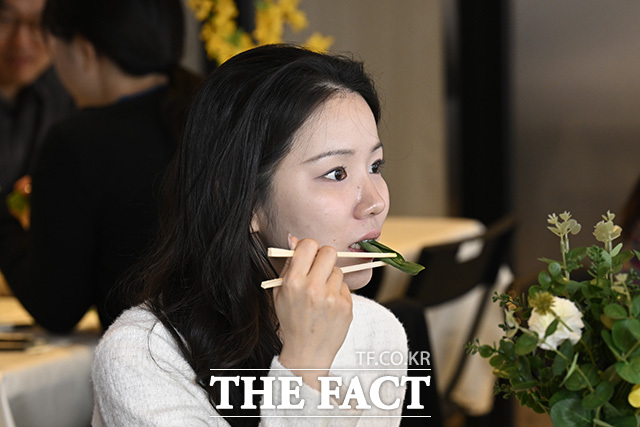 한 시민이 시식을 하고 있다.