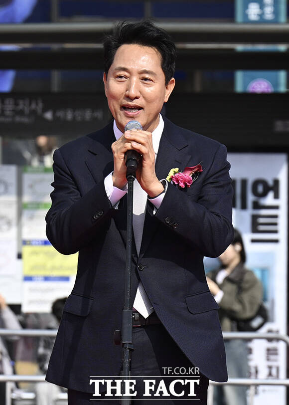 오세훈 서울특별시장과 이용선 더불어민주당 의원, 윤상현 국민의힘 의원, 허은아 청와대 국민통합비서관 등 내빈이 기념사진을 촬영하고 있다.