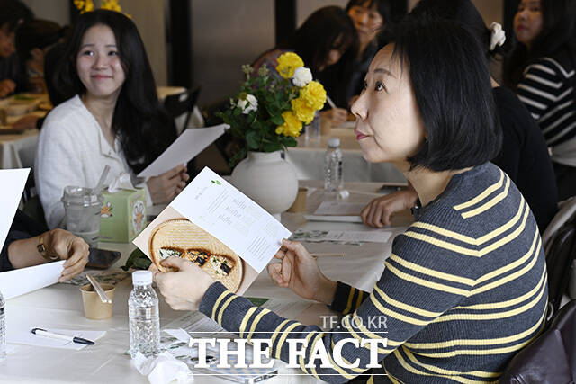 한 시민이 시식을 하고 있다.