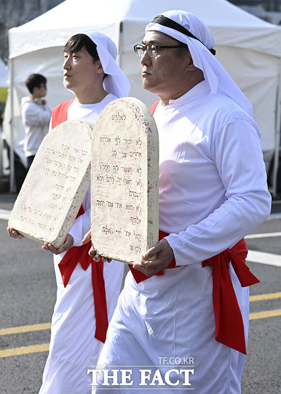 퍼레이드 참가자들이 안무를 하고 있다.