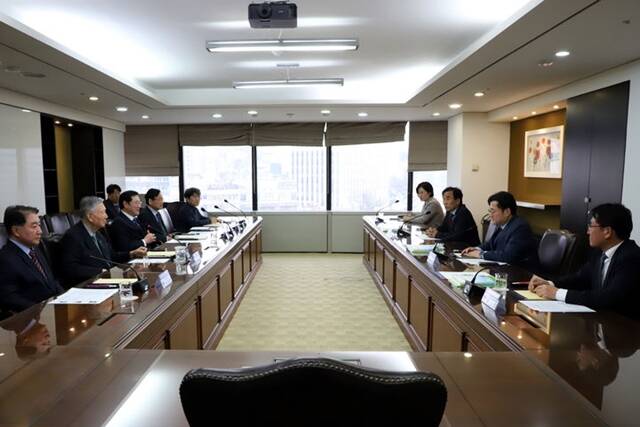 지난 3일 오후 대한노인회는 홍익표 정부수석, 전성환 경청통합수석비서관, 배진교 국민경청비서관, 임을기 보건복지부 노인정책관 등과 간담회를 가지고 노인 대중교통 무임승차 제한에 대한 우려의 뜻을 전달했다. /대한노인회