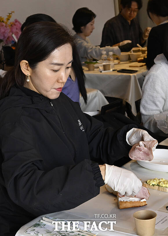 한 시민이 시식을 하고 있다.