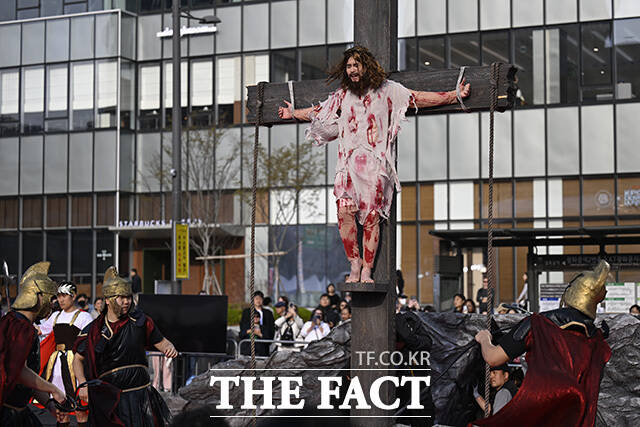 부활절을 하루 앞둔 4일 오후 서울 종로구 광화문광장에서 '2026 부활절 퍼레이드'가 열린 가운데 참가자들이 공연을 하고 있다. /송호영 기자