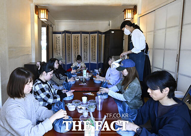 한 시민이 쑥떡을 만들고 있다.