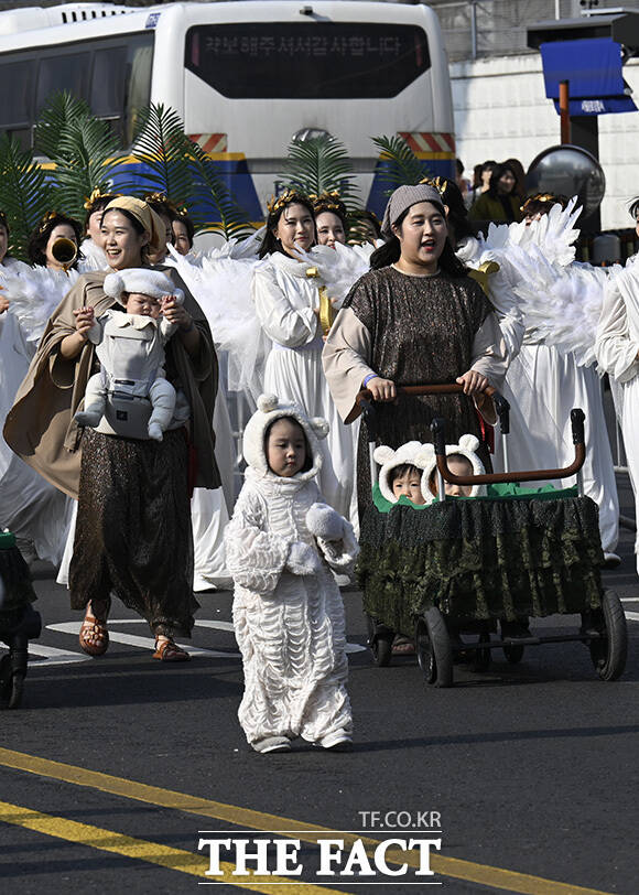 퍼레이드 참가자들이 안무를 하고 있다.