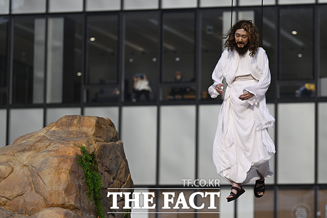 부활절을 하루 앞둔 4일 오후 서울 종로구 광화문광장에서 '2026 부활절 퍼레이드'가 열린 가운데 참가자들이 공연을 하고 있다.