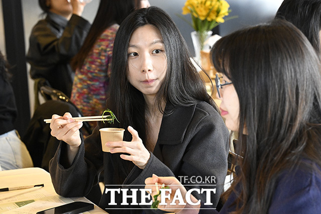 한 시민이 시식을 하고 있다.