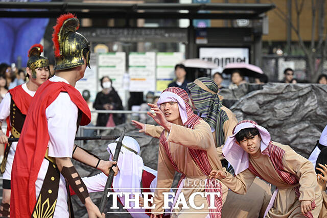 부활절을 하루 앞둔 4일 오후 서울 종로구 광화문광장에서 '2026 부활절 퍼레이드'가 열린 가운데 참가자들이 공연을 하고 있다.