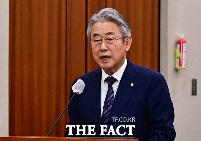 강호동 농협중앙회 회장이 11일 비리 의혹과 관련해 사퇴하라는 요구에 대해 