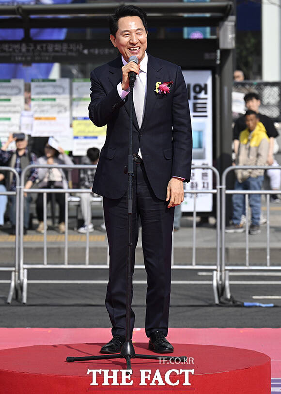 오세훈 서울특별시장과 이용선 더불어민주당 의원, 윤상현 국민의힘 의원, 허은아 청와대 국민통합비서관 등 내빈이 기념사진을 촬영하고 있다.