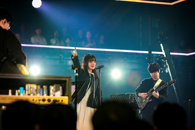 그간 예산 부족으로 중단됐던 '스페이스 공감'은 약 3년 만에 라이브 공연을 재개했다. 사진은 한로로가 3일 오후 서울 강서구 LG아트센터 서울 U+스테이지 홀에서 열린 EBS 음악 프로그램 '스페이스 공감'에 출연해 공연을 펼치는 모습이다./EBS