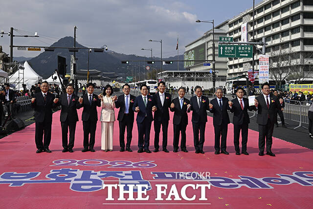 오세훈 서울특별시장과 이용선 더불어민주당 의원, 윤상현 국민의힘 의원, 허은아 청와대 국민통합비서관 등 내빈이 기념사진을 촬영하고 있다.