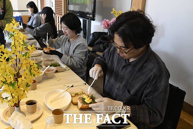 한 시민이 시식을 하고 있다.