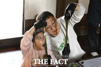  '아빠, 쑥떡이 이만큼 늘어나요!' [TF사진관]