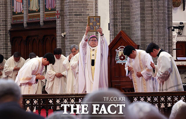 신자들이 미사를 드리고 있다.