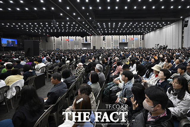 박영주 목사가 기도를 하고 있다.