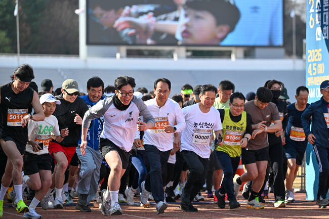 엄태현(앞줄 가운데) 영주시장 권한대행이 5km코스를 출발하고 있다. /영주시