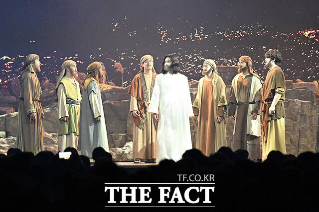 박영주 목사가 기도를 하고 있다.