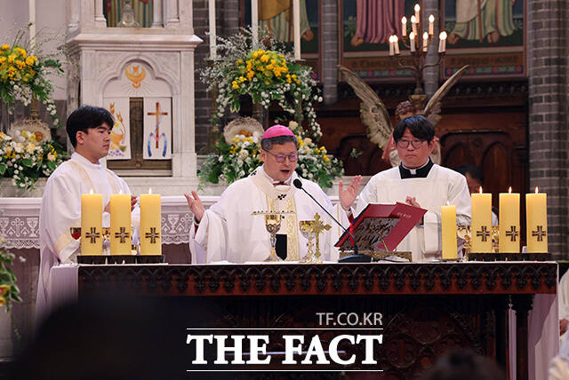 신자들이 미사를 드리고 있다.